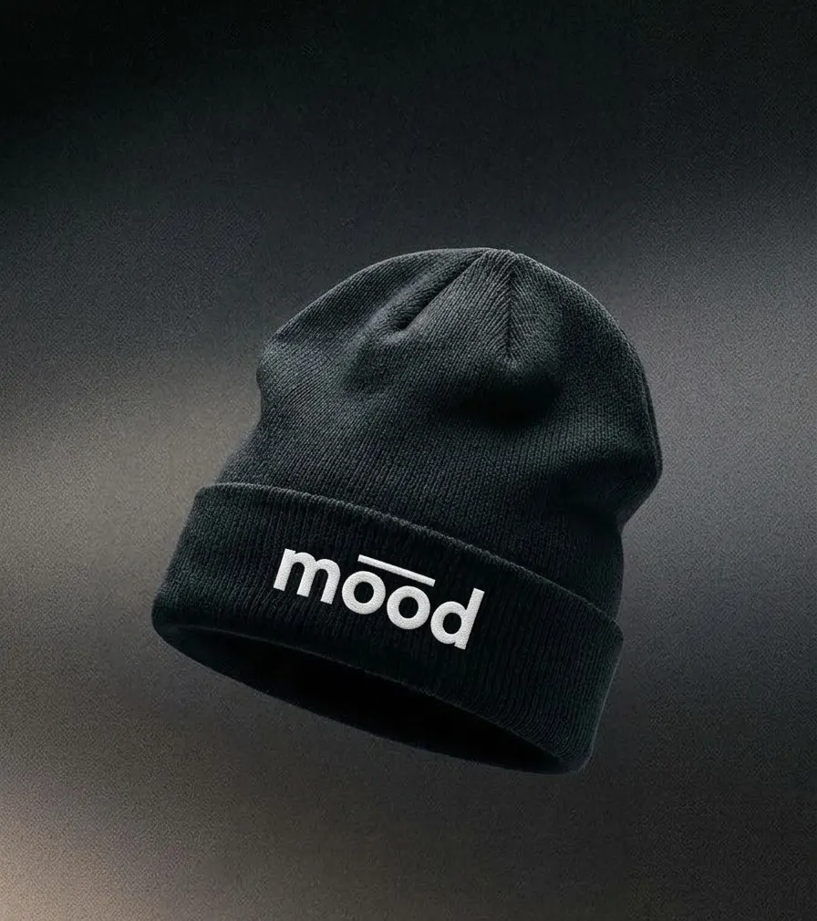 Gorro negro de lana con el logo mood bordado en blanco en el doblez.