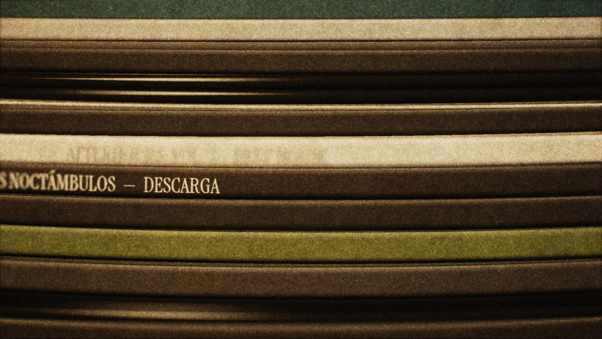 Bordes de discos y fundas apilados, vistos de lado