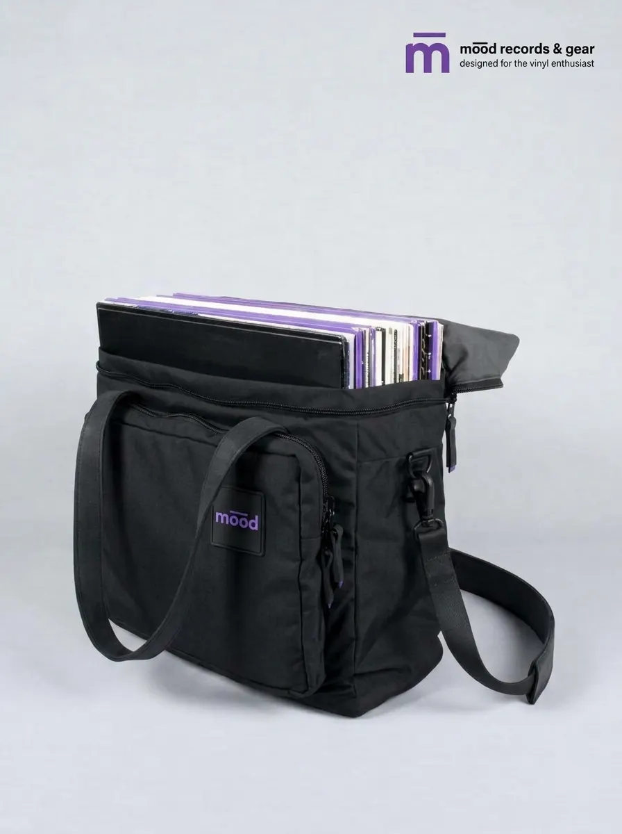 Bolso negro para discos de 12 pulgadas con parche mood morado y cierres morados; arriba a la derecha, el logo mood records & gear.